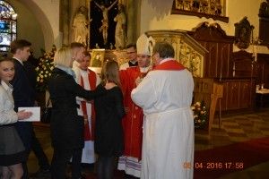 Ksiądz Biskup Zbigniew Zieliński udziela młodzieży sakramentu bierzmowania namaszczając olejami Krzyżma.