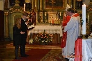 Młodzież bierzmowana dziękuje Ksiedzu Biskupowi za sprawowanie w ich intencji Najświętszej Eucharystii oraz za udzielenie im sakramentu dojrzałości chrześcijańskiej