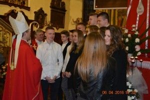 Ksiądz Biskup Zbigniew Zieliński żegna się z młodzieżą bierzmowaną